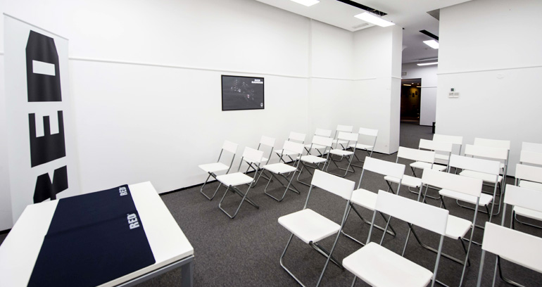 Dotata di monitor e/o proiezione su parete