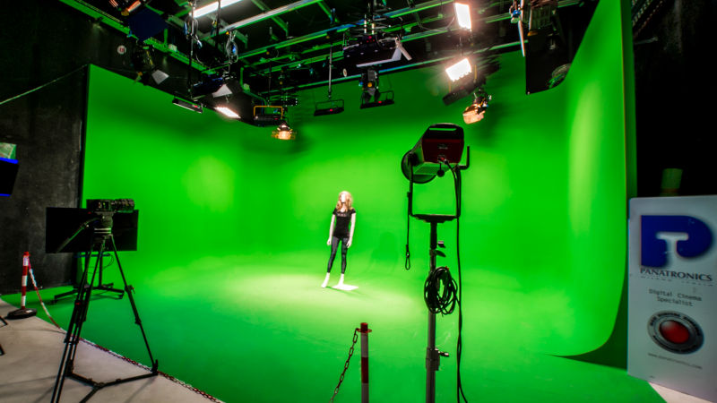 Teatro di posa completamente attrezzato con corpi illuminanti caldi e freddi e fondali su richiesta (white, green, blue, black, ciclorama)