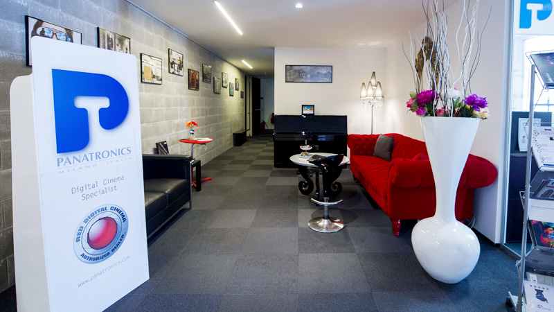 Ingresso carrabile, area accoglienza, locali redazionali e comode facilities