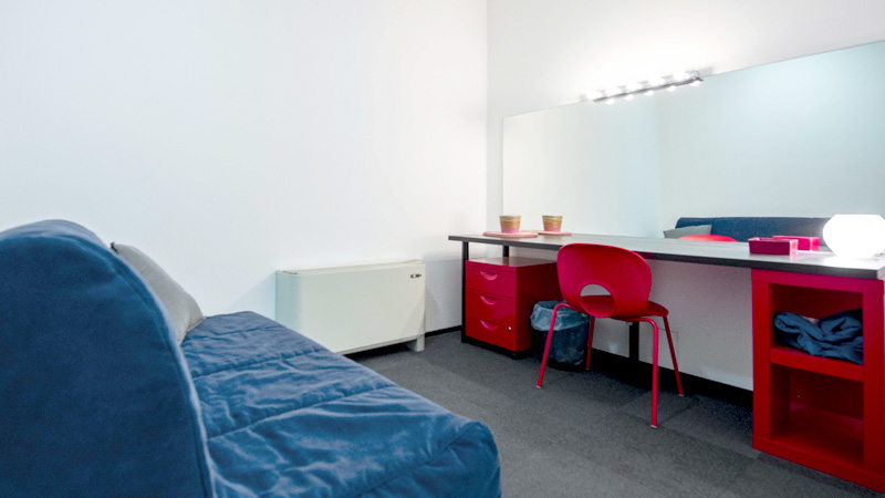 Ingresso carrabile, area accoglienza, locali redazionali e comode facilities