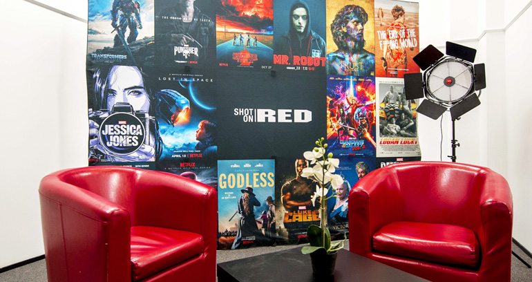 All’occorrenza, angolo-interviste attrezzabile rapidamente con luci e arredi